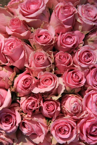 Ροζ τριαντάφυλλα σε νυφική ανθοδέσμη — Φωτογραφία Αρχείου