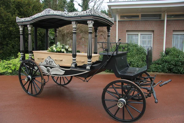 Carrozza funeraria classica con bara — Foto Stock