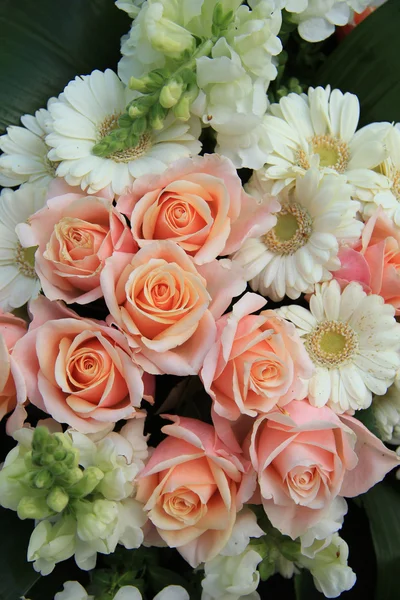 Róże i gerbery ślub kwiaty — Zdjęcie stockowe