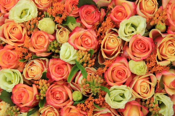 Rose arancioni e gialle in un bouquet da sposa — Foto Stock