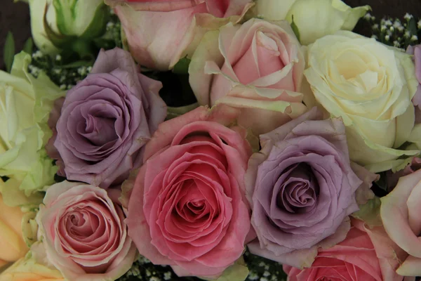在新娘安排淡色玫瑰 — 图库照片