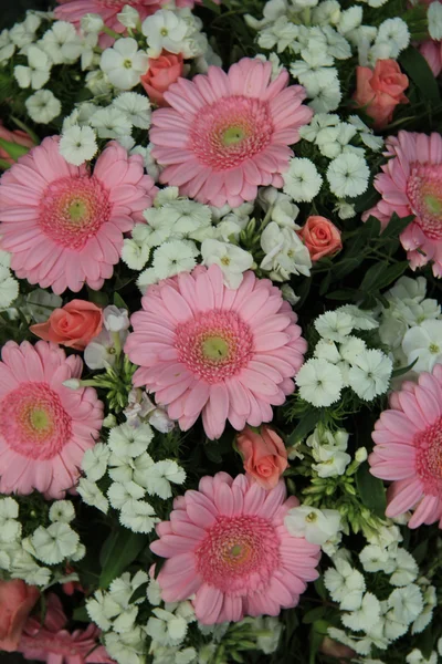 Blandade rosa brud blommor — Stockfoto