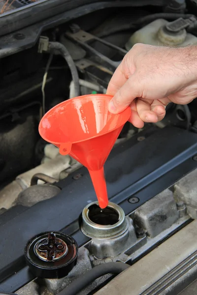 Checking engine oil — Stock Photo, Image