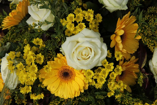 Weiße Rosen und gelbe Gerbera — Stockfoto