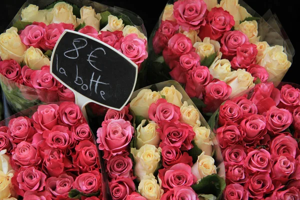Bouquets de rosas no mercado — Fotografia de Stock