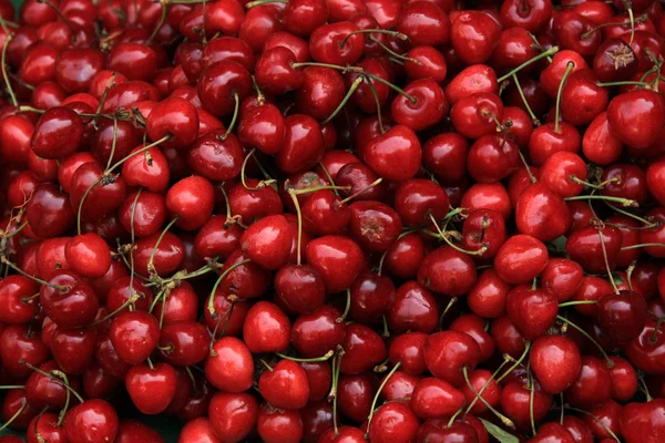 Cerezas en un mercado — Foto de Stock