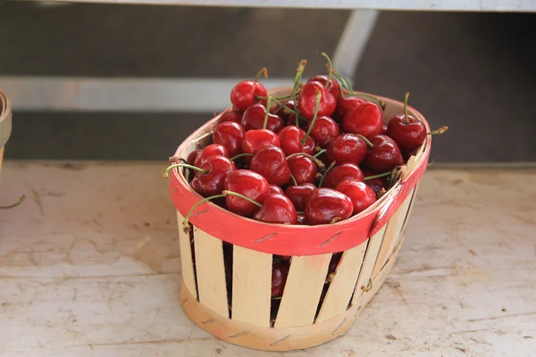 Cerejas em um mercado — Fotografia de Stock