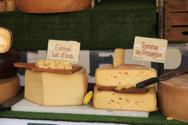 市場の屋台でチーズ — ストック写真