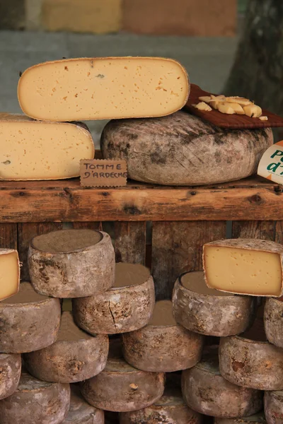 Сыр в ларьке — стоковое фото