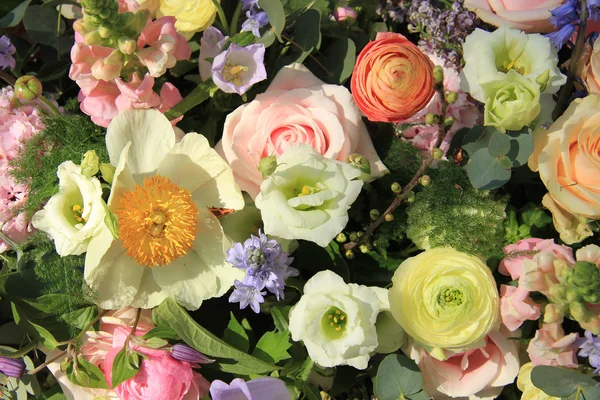 Mixed bridal arrangement — Stock Photo, Image