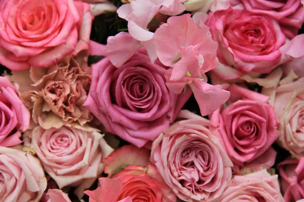 Lathyrus e rosas em um buquê de casamento — Fotografia de Stock