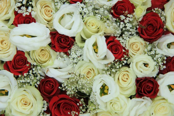 Rosas vermelhas e brancas em um buquê de noiva — Fotografia de Stock