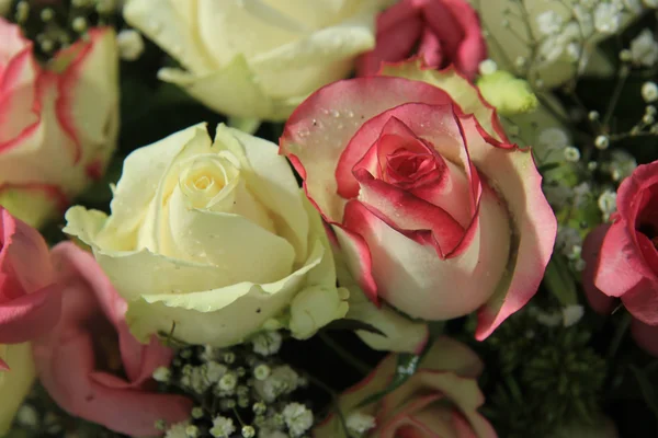 Arranjo de flores nupciais em rosa e branco — Fotografia de Stock