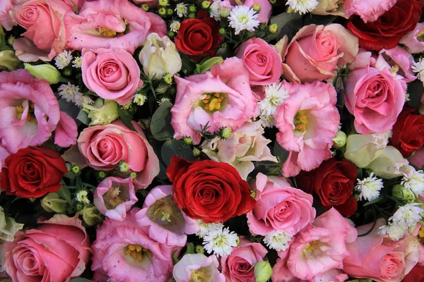 Rote, rosa und weiße Hochzeitsarrangements — Stockfoto