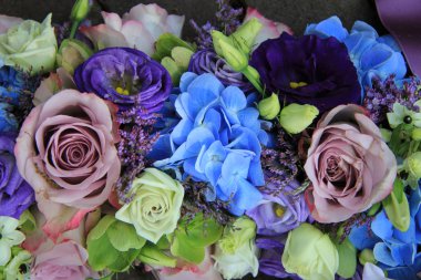 enRysk fotboll framför gips vägg