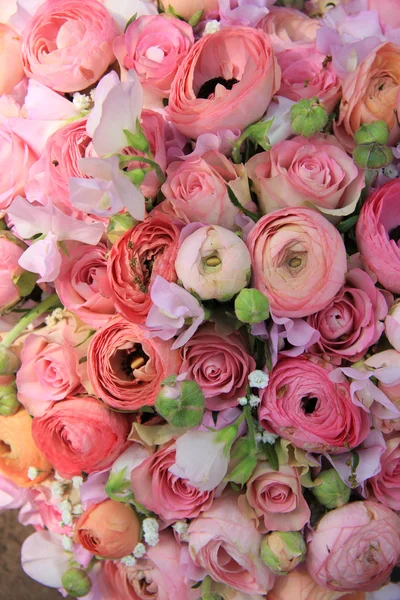 Ροζ τριαντάφυλλα και ranunculus νυφική ανθοδέσμη — Φωτογραφία Αρχείου
