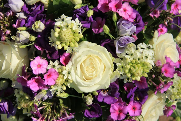 Purple and white wedding bouquet — Stock Photo, Image