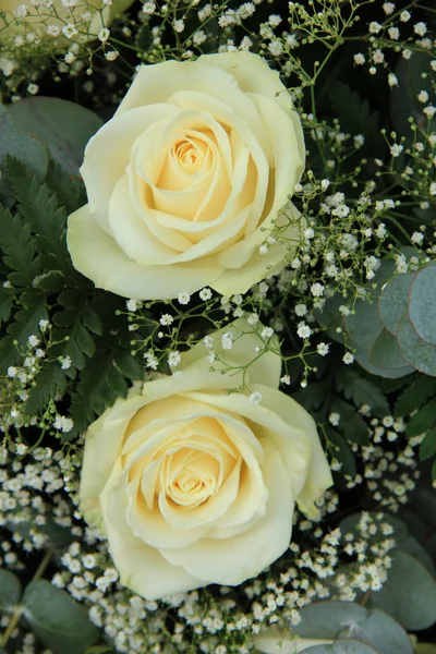 Witte rozen in bruids boeket — Stockfoto