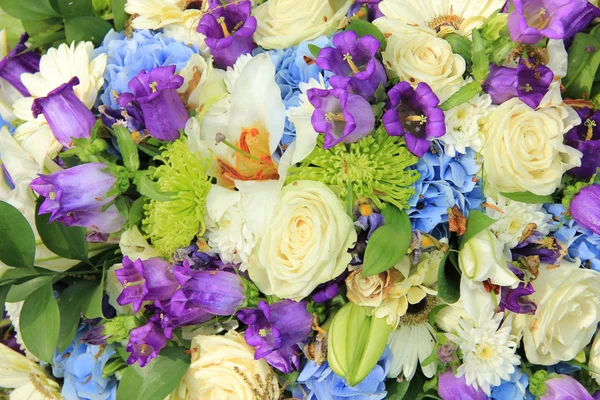 白色和蓝色的婚礼花束 — 图库照片