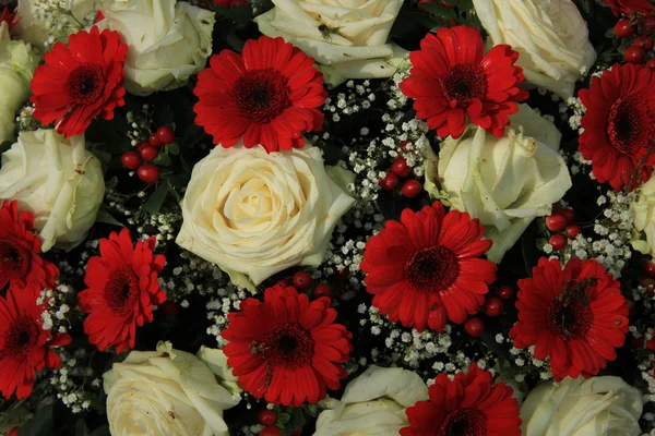 Ramo de novia en rojo y blanco — Foto de Stock