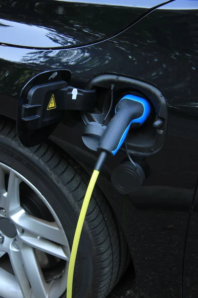 Hybrid car recharge — Stock Photo, Image