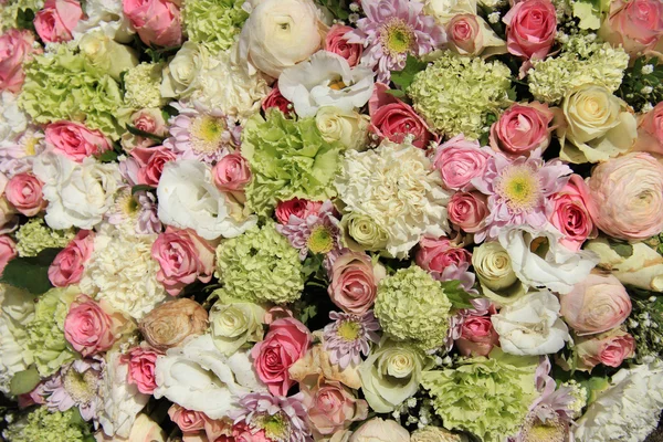 Rózsaszín, zöld és fehér menyasszonyi elrendezése — Stock Fotó