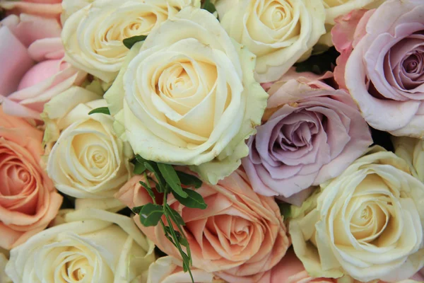 Pastellrosen in einem Hochzeitsarrangement — Stockfoto