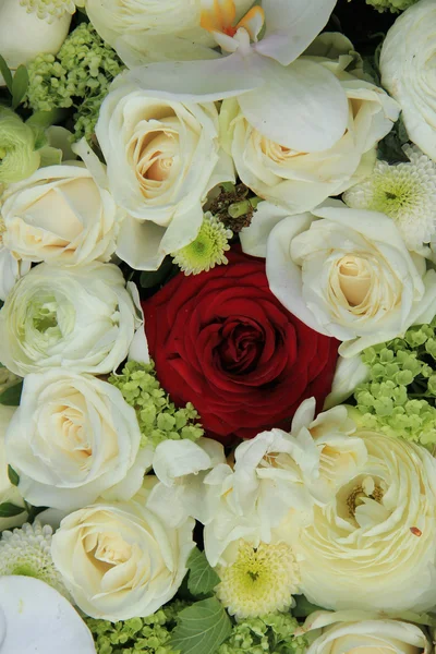 Rose rouge en bouquet de mariée blanc — Photo