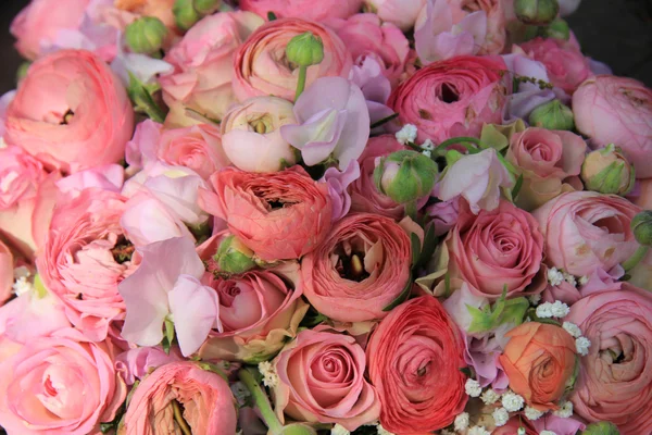 Rosas rosa e ranúnculo buquê de noiva — Fotografia de Stock