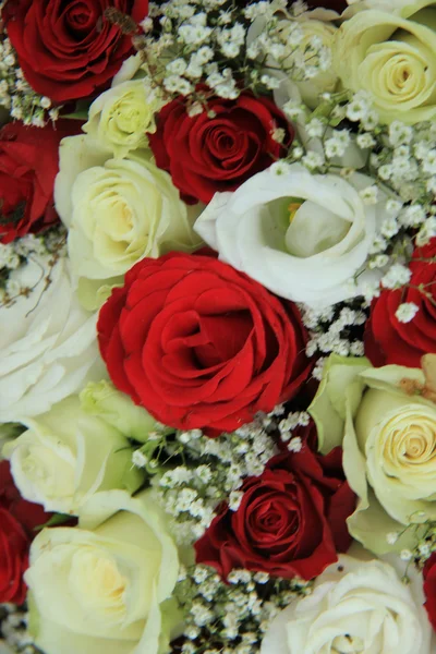 Roses rouges et blanches dans un bouquet de mariée — Photo