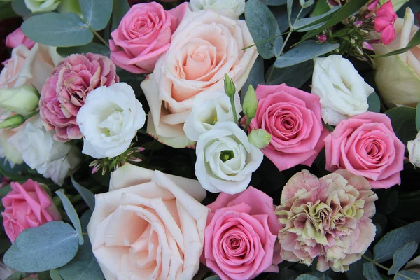 Arranjo de flores nupciais em rosa e branco — Fotografia de Stock