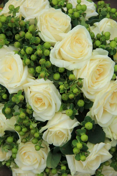 Свадебные цветы: розы и зеленые — стоковое фото