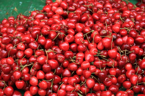 Cerezas en un mercado —  Fotos de Stock