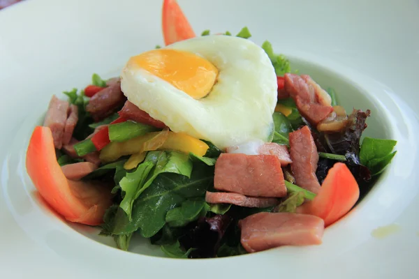Яйцо и салат — стоковое фото