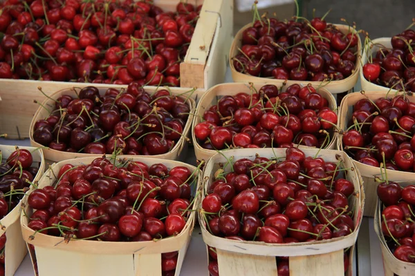 Cerejas num mercado francês — Fotografia de Stock