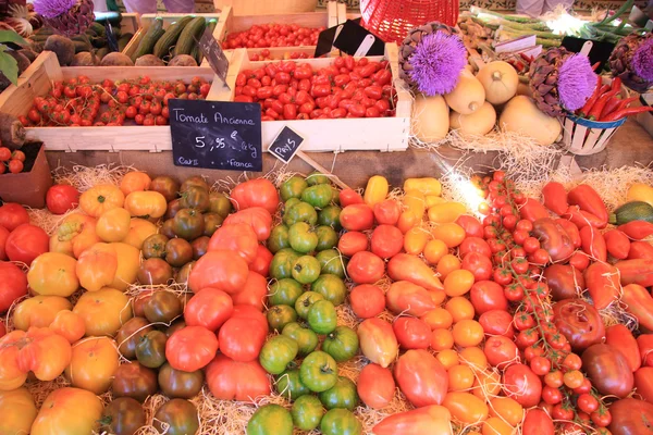 Légumes dans une échoppe de marché — Photo