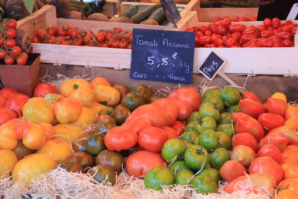 市場の屋台でトマト — ストック写真