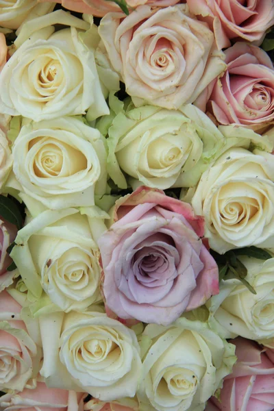 Pastel rozen in een bruiloft arrangement — Stockfoto