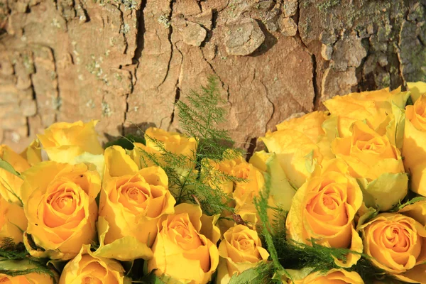 Yellow rose wedding arrangement — Stock Photo, Image