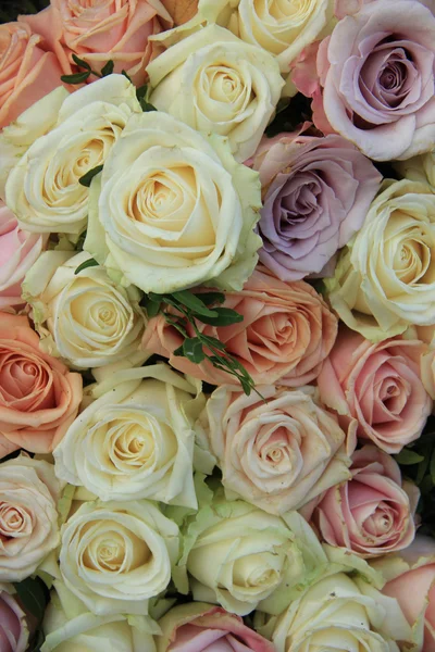 Пастельні троянди в весільній композиції — стокове фото