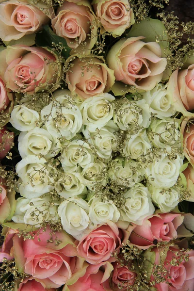 Змішані рожеві троянди в весільній композиції — стокове фото
