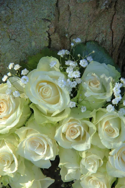Белые свадебные цветы — стоковое фото