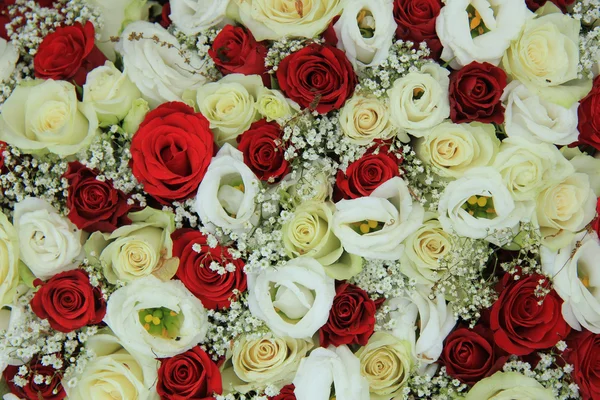 Rode en witte rozen in een bruidsboeket — Stockfoto