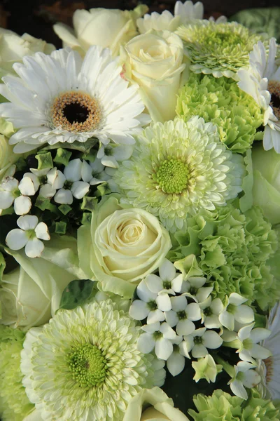 Gemengde witte bruiloft bloemen — Stockfoto