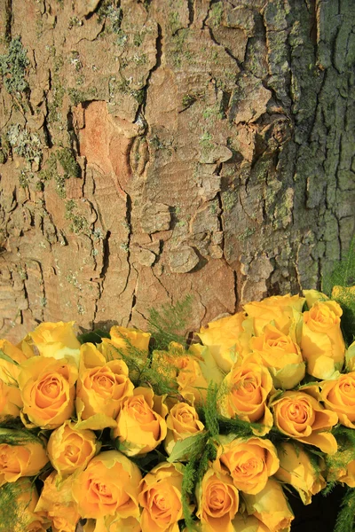 Yellow rose wedding arrangement — Stock Photo, Image