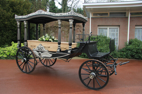 Классическая погребальная карета с гробом
