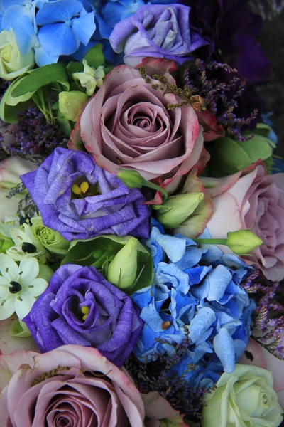 蓝色和紫色的新娘花束 — 图库照片