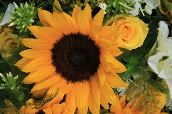 Yellow bridal arrangement — Stock Photo, Image