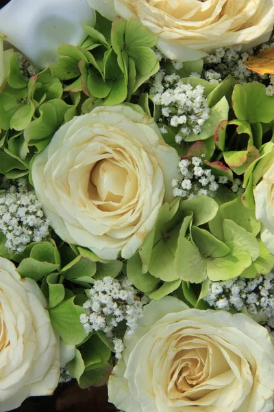 Brudbukett med hortensia och rosor — Stockfoto