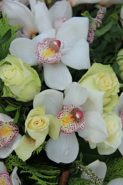 Orquídeas de Cymbidium e rosas brancas em buquê nupcial — Fotografia de Stock